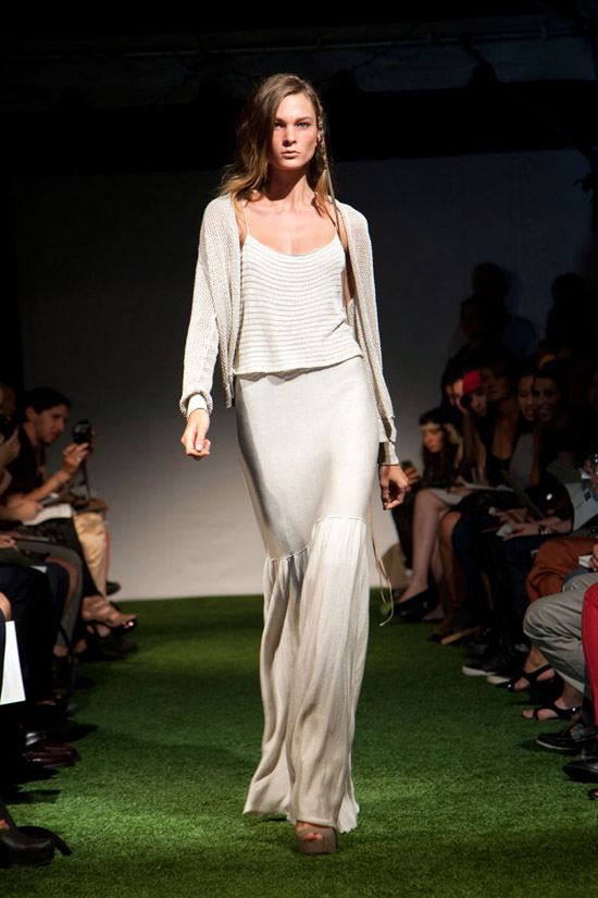 Fashion Week Chronicles: Lars Andersson Takes On Dramatic Monochrome Knits for Spring 2013 (19)