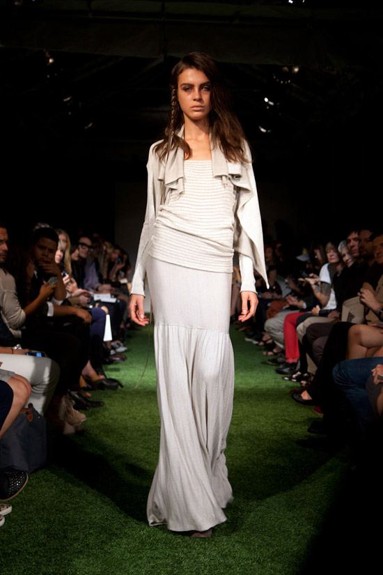 Fashion Week Chronicles: Lars Andersson Takes On Dramatic Monochrome Knits for Spring 2013 (18)