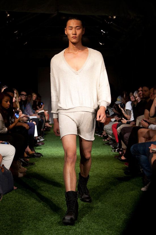 Fashion Week Chronicles: Lars Andersson Takes On Dramatic Monochrome Knits for Spring 2013 (17)