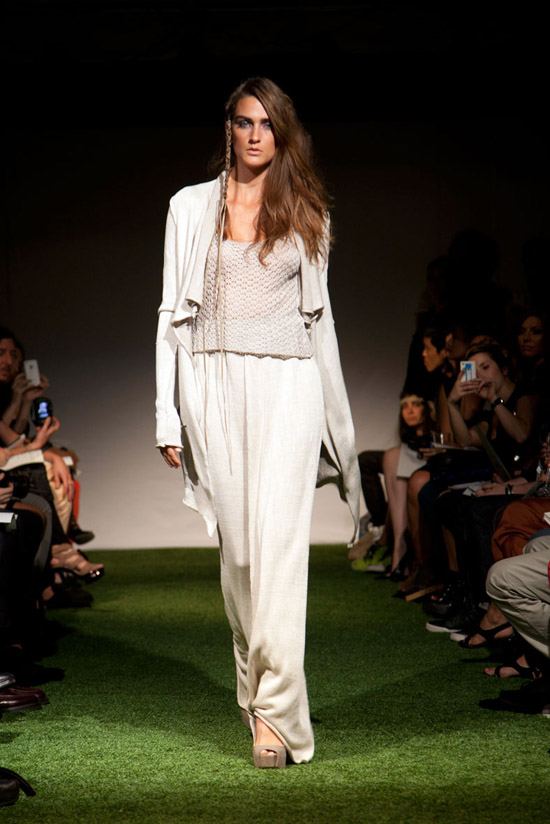 Fashion Week Chronicles: Lars Andersson Takes On Dramatic Monochrome Knits for Spring 2013 (16)