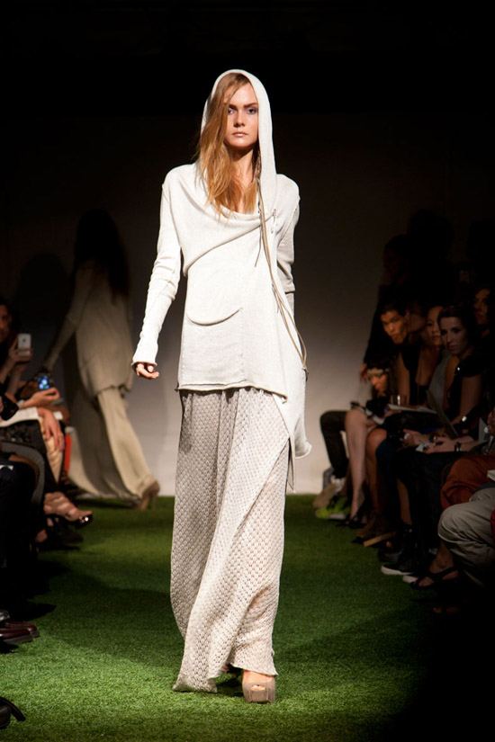 Fashion Week Chronicles: Lars Andersson Takes On Dramatic Monochrome Knits for Spring 2013 (15)