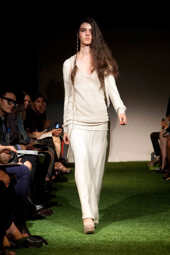 Fashion Week Chronicles: Lars Andersson Takes On Dramatic Monochrome Knits for Spring 2013 (14)