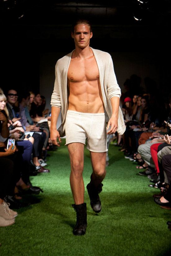 Fashion Week Chronicles: Lars Andersson Takes On Dramatic Monochrome Knits for Spring 2013 (13)