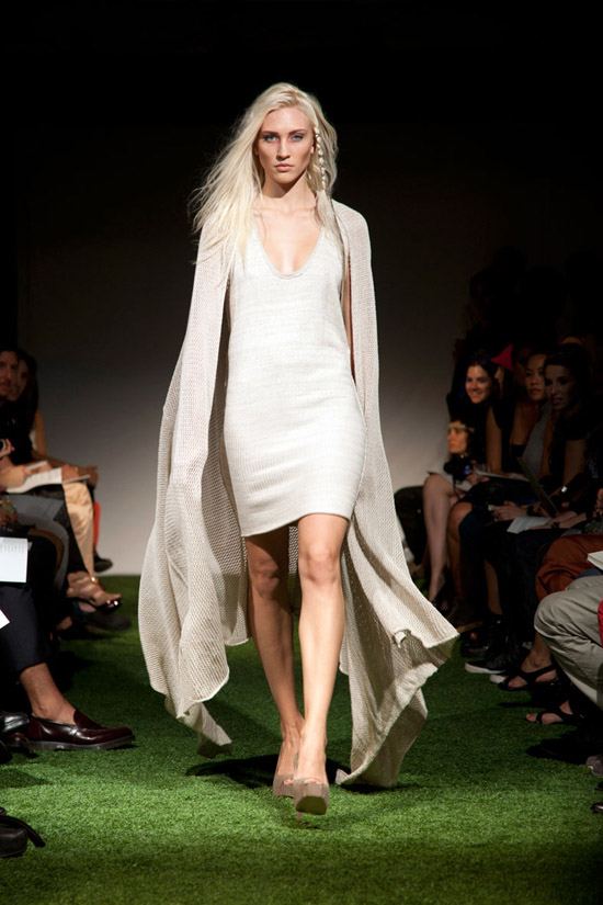 Fashion Week Chronicles: Lars Andersson Takes On Dramatic Monochrome Knits for Spring 2013 (12)