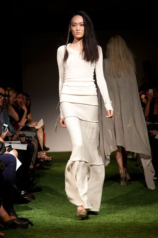 Fashion Week Chronicles: Lars Andersson Takes On Dramatic Monochrome Knits for Spring 2013 (11)