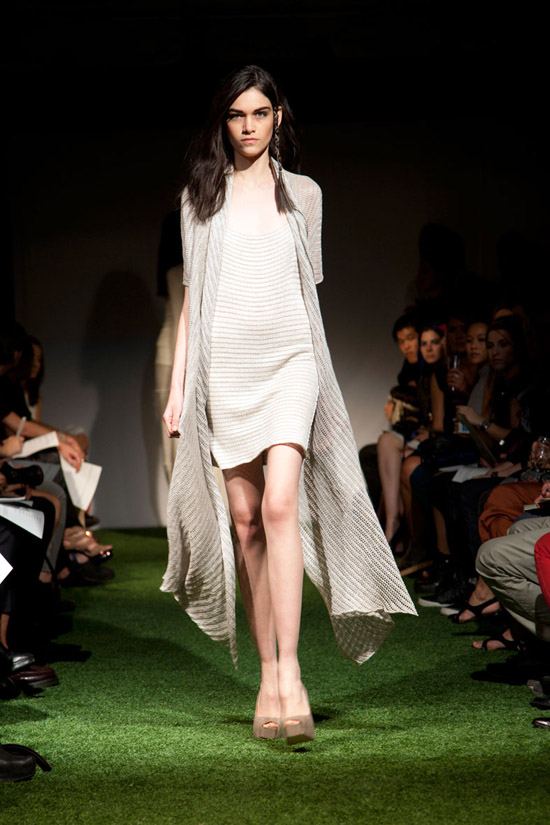 Fashion Week Chronicles: Lars Andersson Takes On Dramatic Monochrome Knits for Spring 2013 (10)