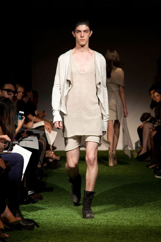 Fashion Week Chronicles: Lars Andersson Takes On Dramatic Monochrome Knits for Spring 2013 (9)