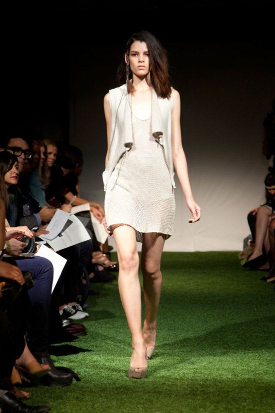 Fashion Week Chronicles: Lars Andersson Takes On Dramatic Monochrome Knits for Spring 2013 (8)