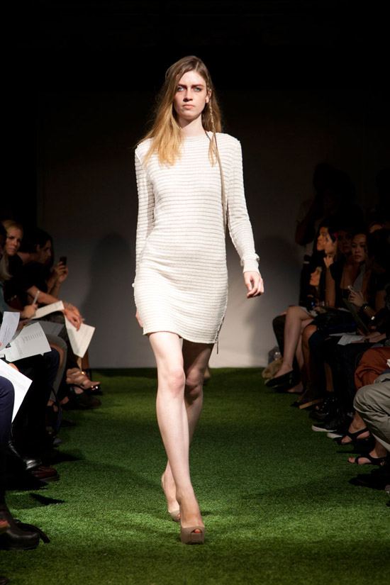 Fashion Week Chronicles: Lars Andersson Takes On Dramatic Monochrome Knits for Spring 2013 (7)
