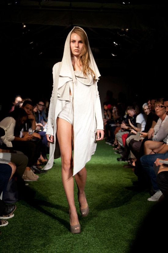 Fashion Week Chronicles: Lars Andersson Takes On Dramatic Monochrome Knits for Spring 2013 (6)