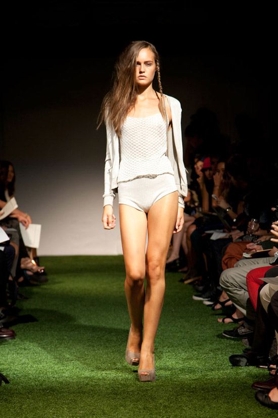 Fashion Week Chronicles: Lars Andersson Takes On Dramatic Monochrome Knits for Spring 2013 (4)