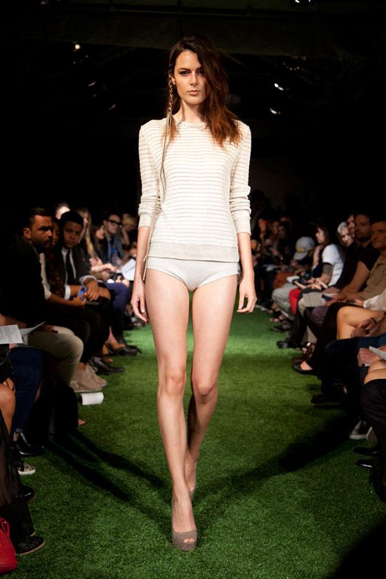Fashion Week Chronicles: Lars Andersson Takes On Dramatic Monochrome Knits for Spring 2013 (3)