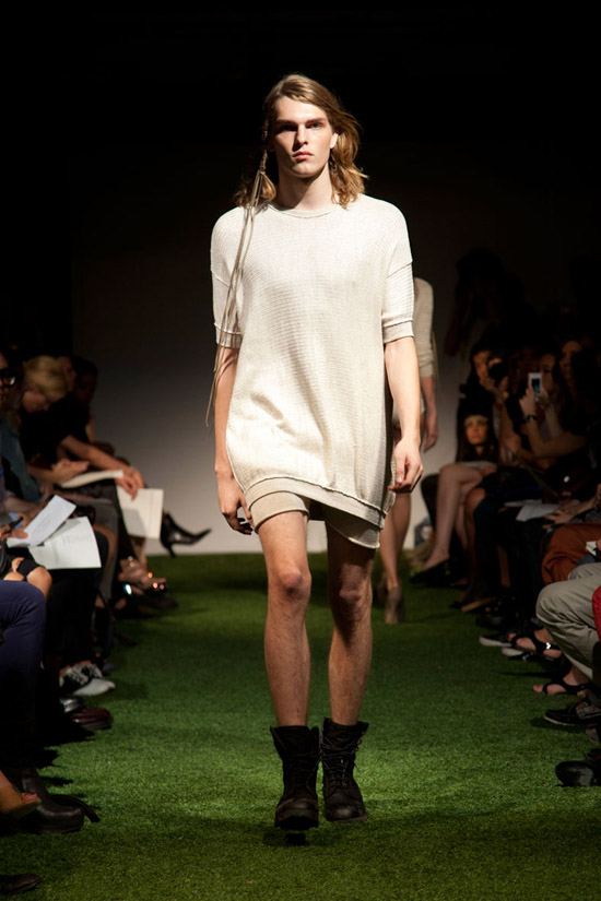 Fashion Week Chronicles: Lars Andersson Takes On Dramatic Monochrome Knits for Spring 2013 (2)