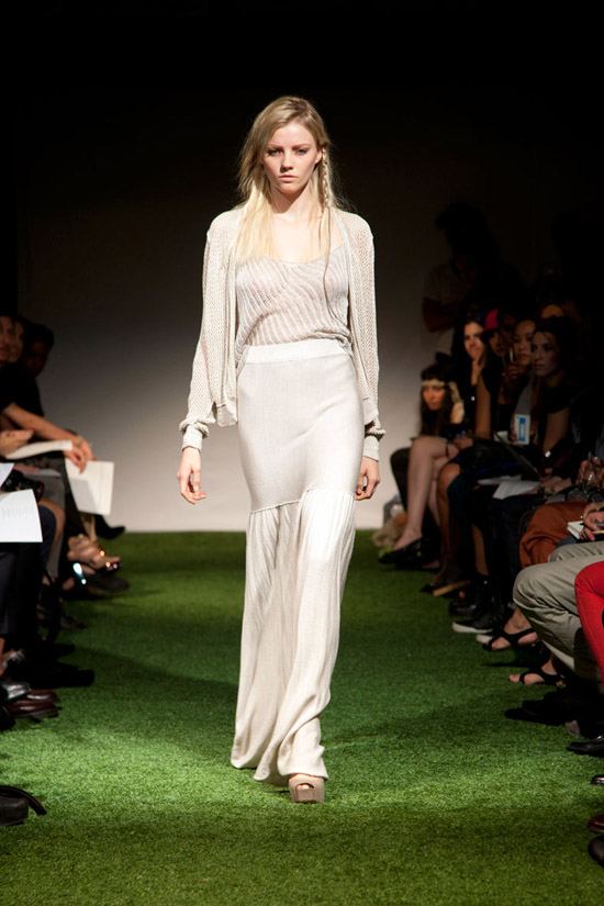 Fashion Week Chronicles: Lars Andersson Takes On Dramatic Monochrome Knits for Spring 2013 (1)